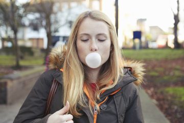 Žuvačka na oblečení: účinné spôsoby odstránenia a prevencia