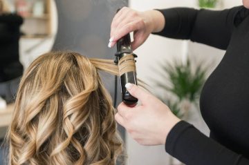 Natočiť vlasy a urobiť kučery? – praktický sprievodca
