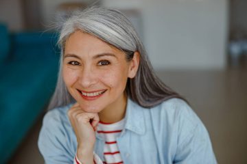 Prechod na šedivé vlasy: Ako to urobiť s gráciou?